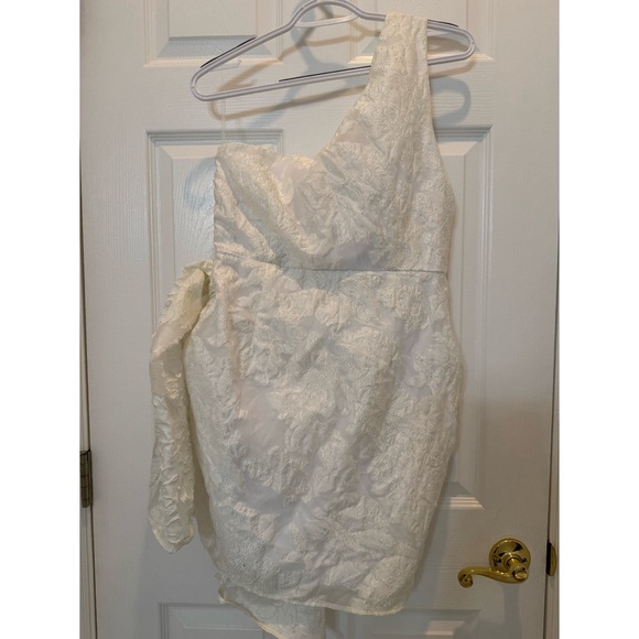 Showpo Brailey One Shoulder Wrap Front Mini Dress in White Jacquard Size 8 NWT - Picture 5 of 11